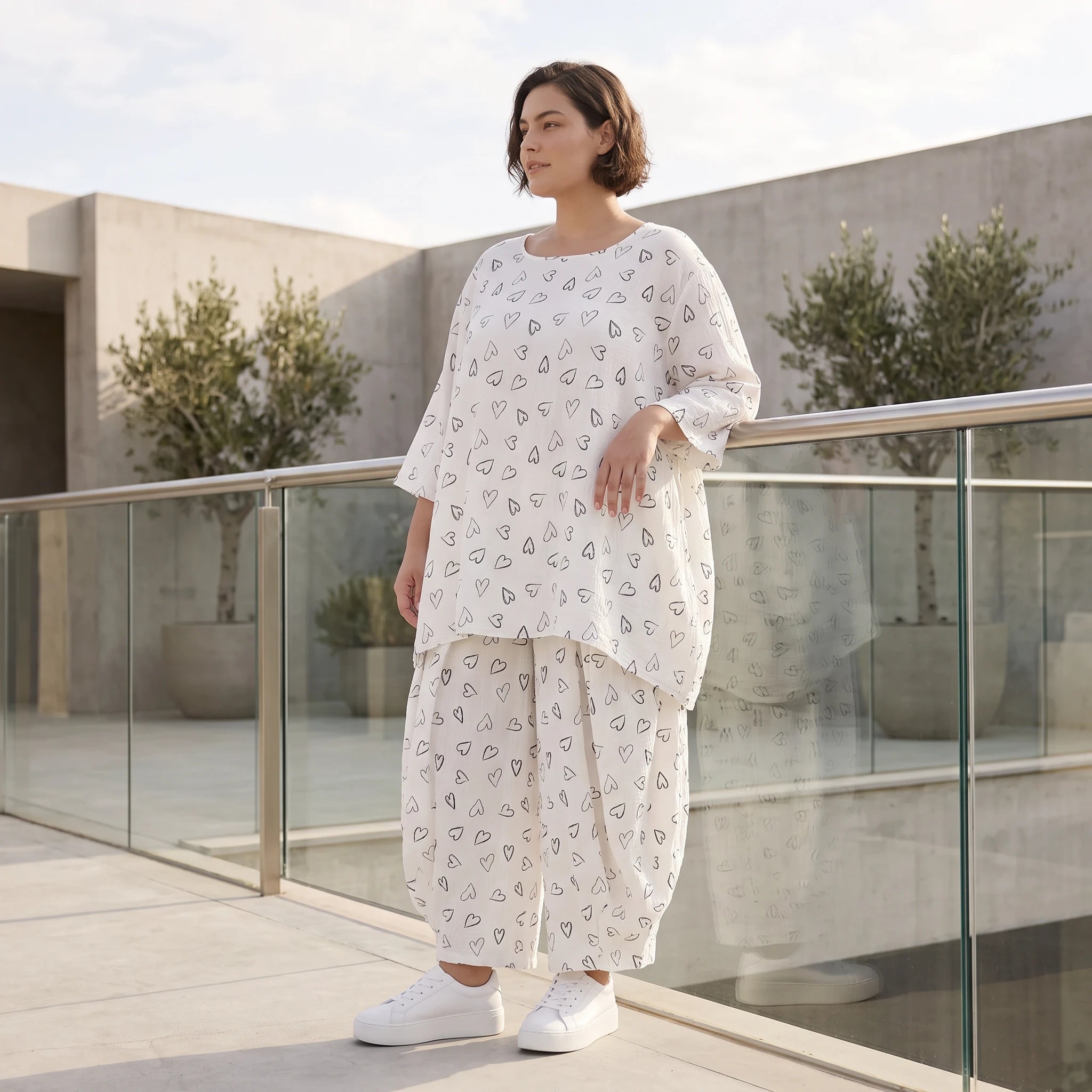 Mousseline Shirt in Weiß und Schwarz mit femininer A-Linie 3/4-Arm und Rundhalsausschnitt