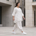Mousseline Shirt in Weiß und Schwarz mit femininer A-Linie 3/4-Arm und Rundhalsausschnitt