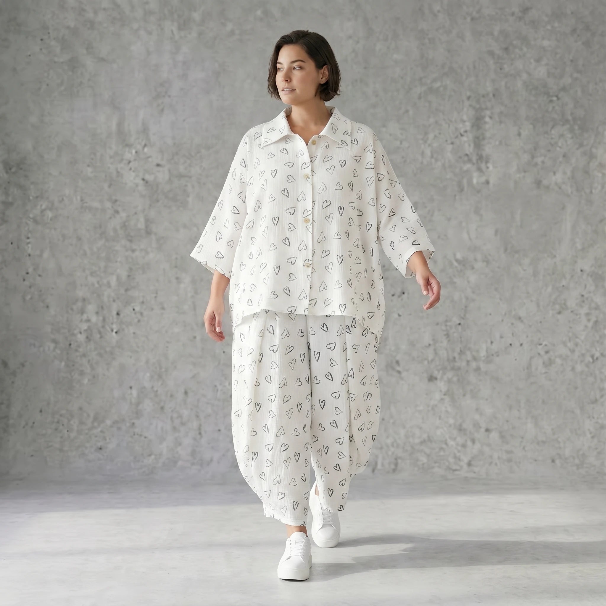 Luftige Mousseline Bluse in Weiß Schwarz mit klassischem Hemdkragen und Knopfverschluss