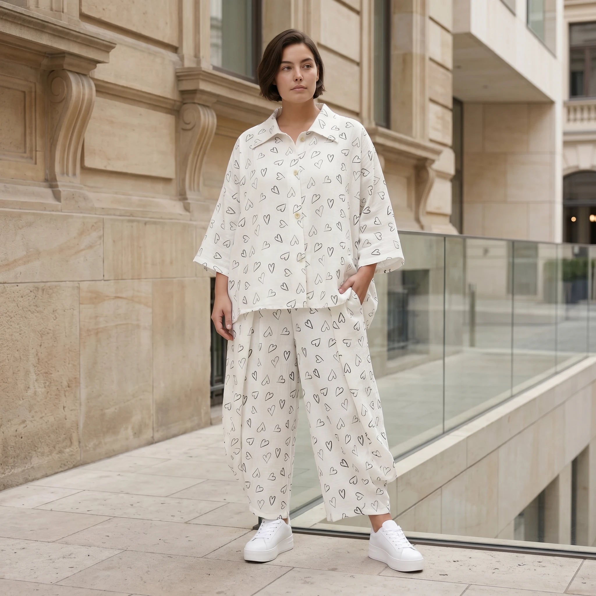 Luftige Mousseline Bluse in Weiß Schwarz mit klassischem Hemdkragen und Knopfverschluss