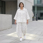 Luftige Mousseline Bluse in Weiß Schwarz mit klassischem Hemdkragen und Knopfverschluss
