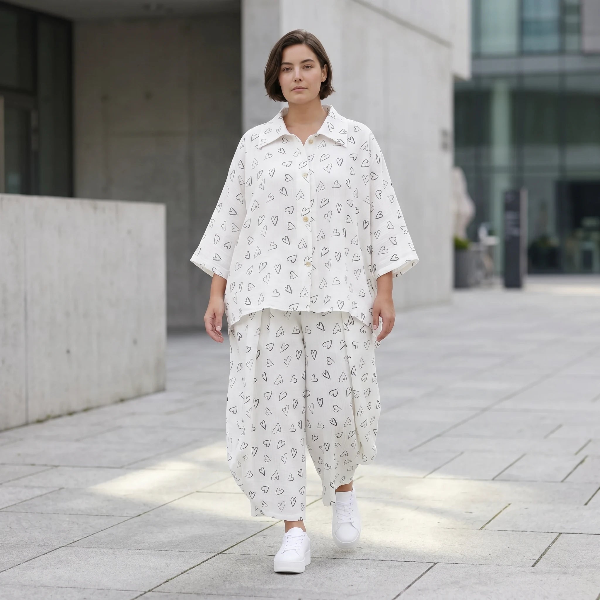 Luftige Mousseline Bluse in Weiß Schwarz mit klassischem Hemdkragen und Knopfverschluss