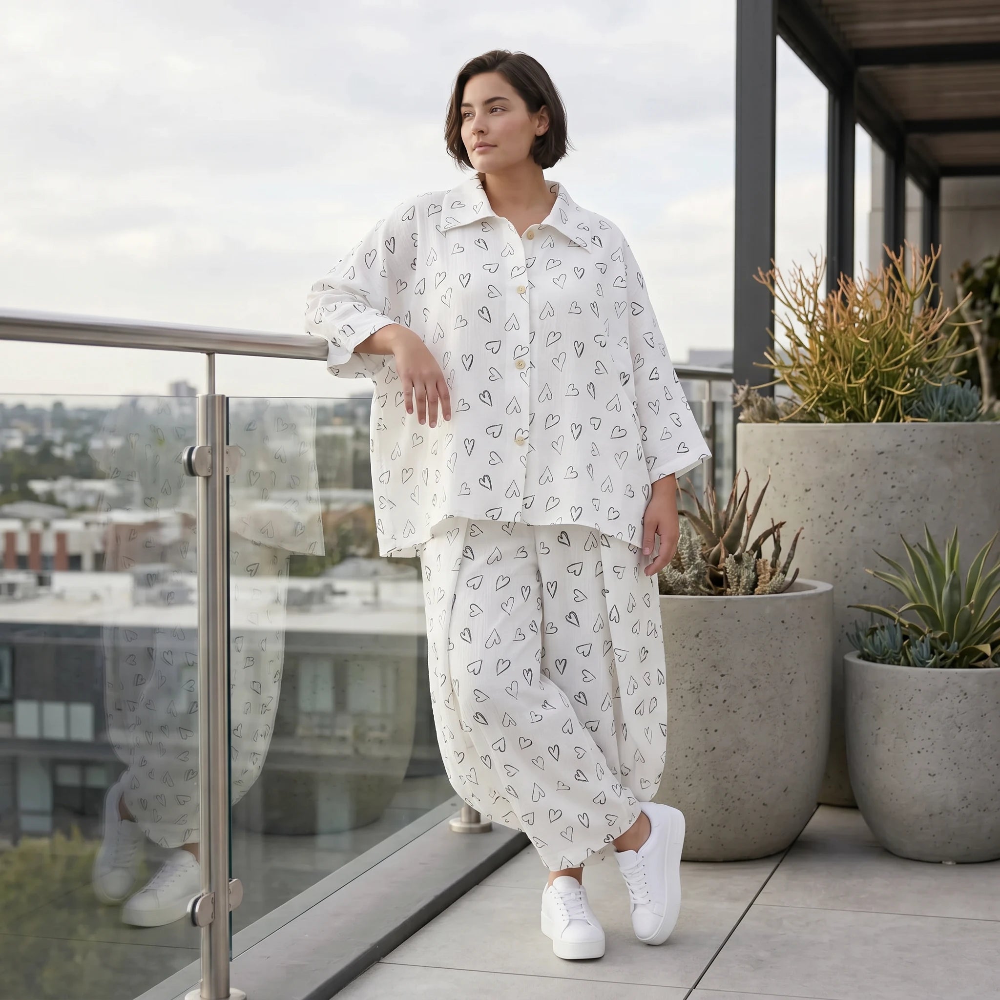Luftige Mousseline Bluse in Weiß Schwarz mit klassischem Hemdkragen und Knopfverschluss