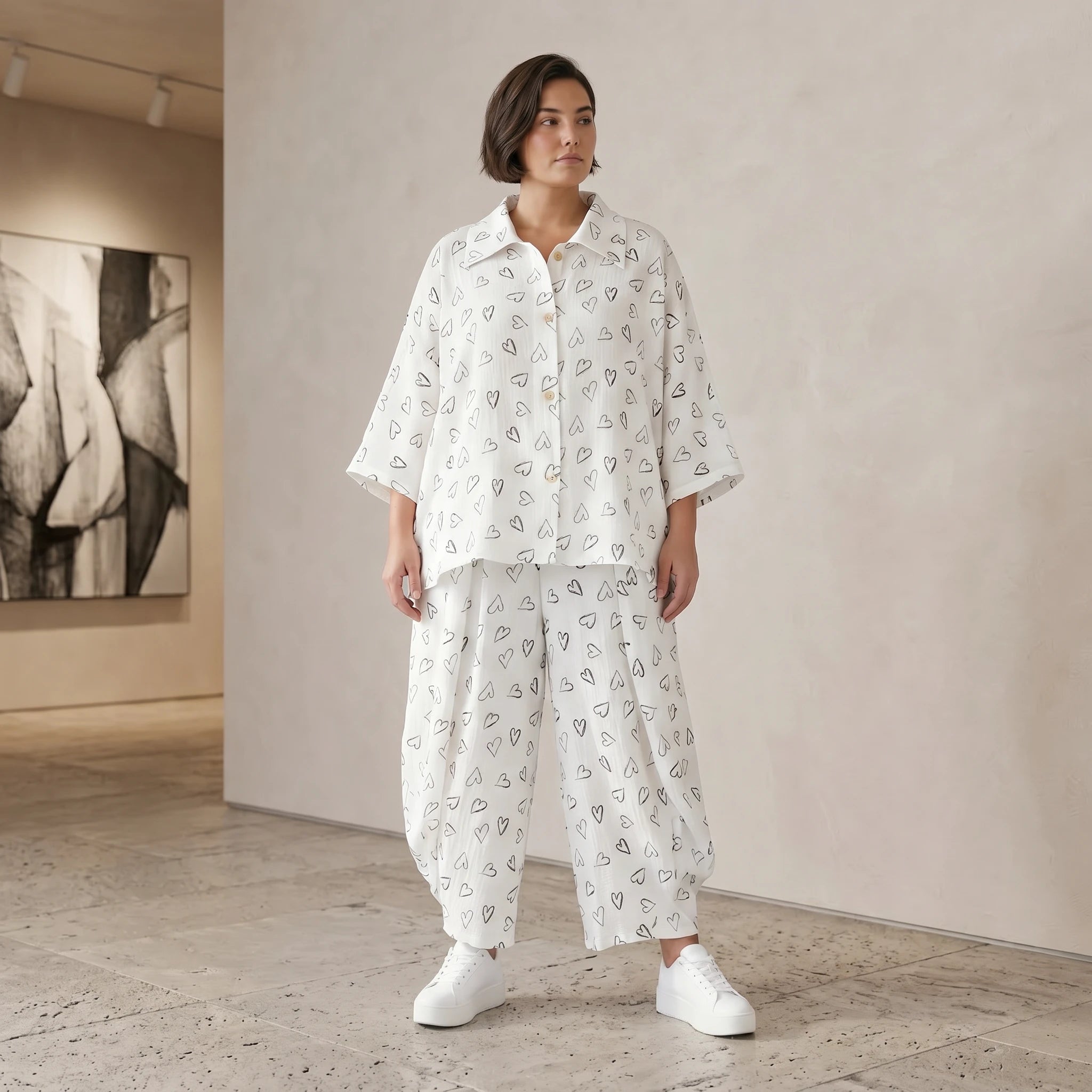 Luftige Mousseline Bluse in Weiß Schwarz mit klassischem Hemdkragen und Knopfverschluss