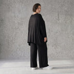 Fließendes Shirt aus schwarzem Jersey mit femininer Silhouette und leicht zipfeligem Saum