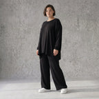 Fließendes Shirt aus schwarzem Jersey mit femininer Silhouette und leicht zipfeligem Saum