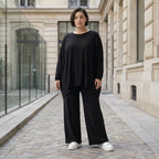 Fließendes Shirt aus schwarzem Jersey mit femininer Silhouette und leicht zipfeligem Saum