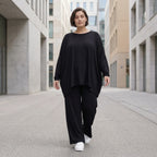 Fließendes Shirt aus schwarzem Jersey mit femininer Silhouette und leicht zipfeligem Saum