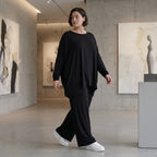 Fließendes Shirt aus schwarzem Jersey mit femininer Silhouette und leicht zipfeligem Saum