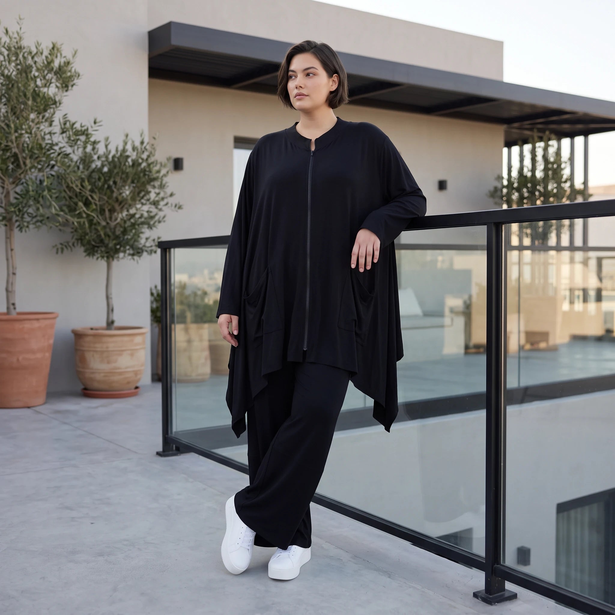 Elegante Jerseyjacke in Schwarz mit Stehkragen sowie Reißverschluss für alle Jahreszeiten