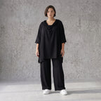 Fließendes Shirt in Schwarz mit Zipfelkapuze und Dreiviertelarm aus weichem Viskosejersey