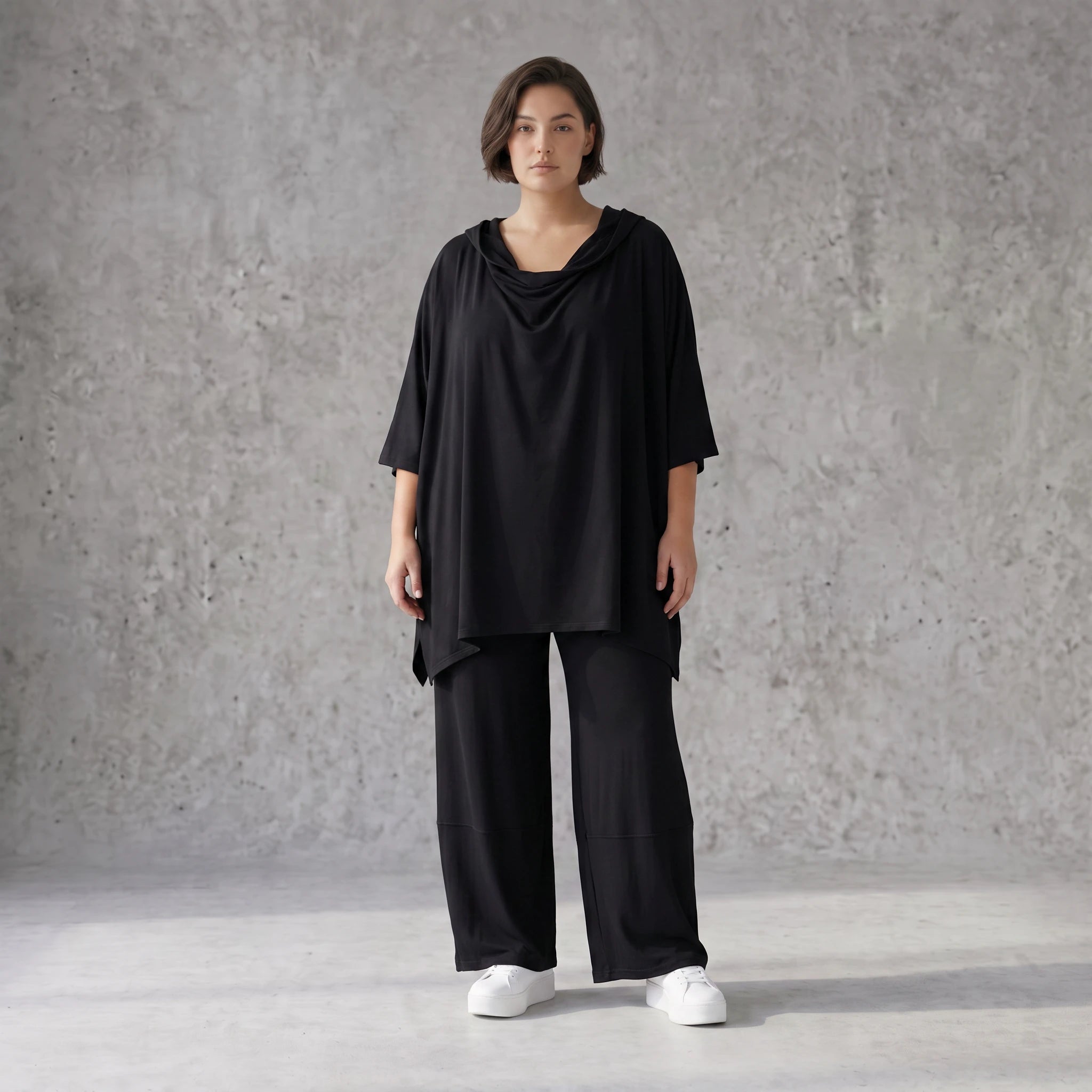 Fließendes Shirt in Schwarz mit Zipfelkapuze und Dreiviertelarm aus weichem Viskosejersey