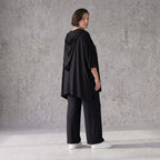 Fließendes Shirt in Schwarz mit Zipfelkapuze und Dreiviertelarm aus weichem Viskosejersey