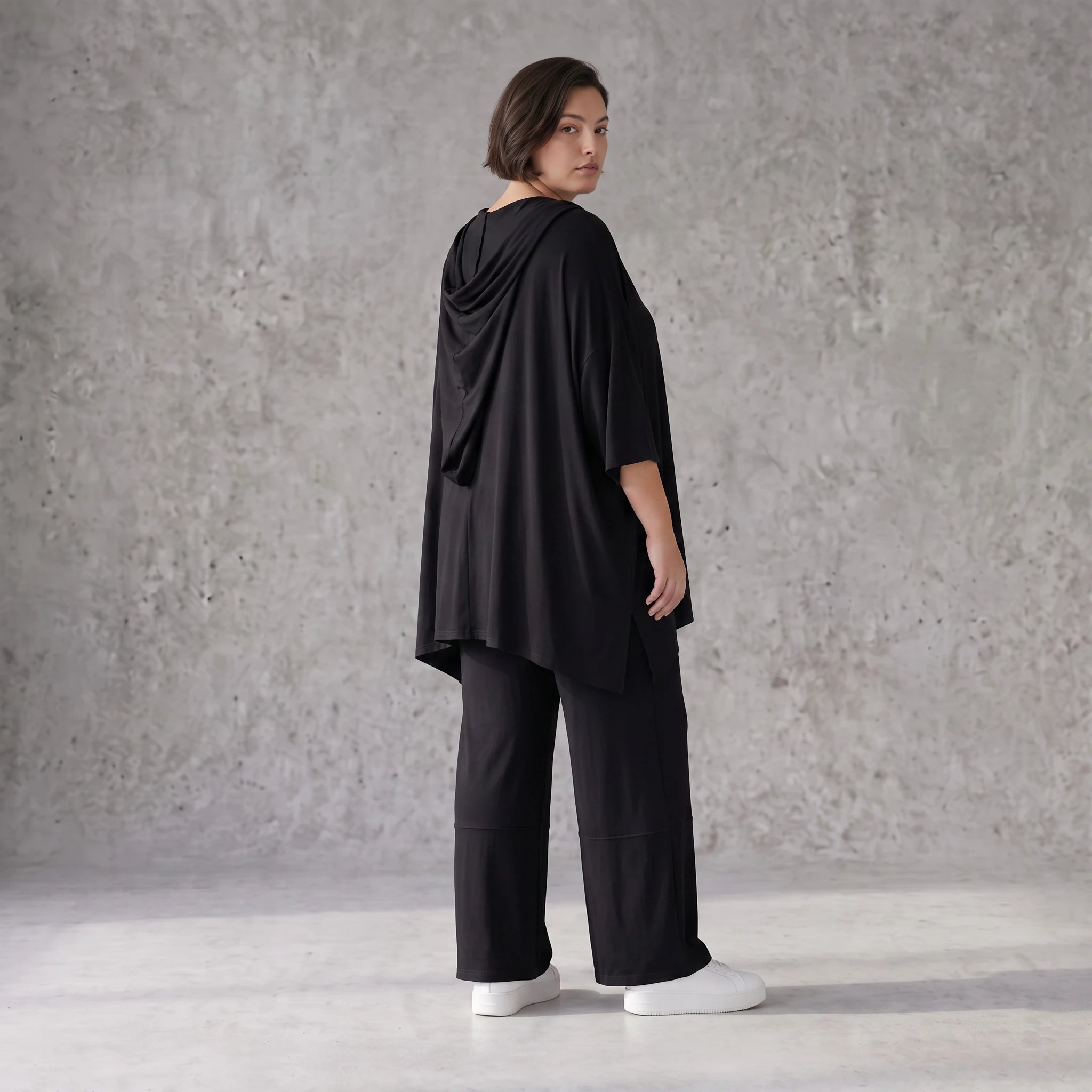 Fließendes Shirt in Schwarz mit Zipfelkapuze und Dreiviertelarm aus weichem Viskosejersey