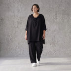 Fließendes Shirt in Schwarz mit Zipfelkapuze und Dreiviertelarm aus weichem Viskosejersey