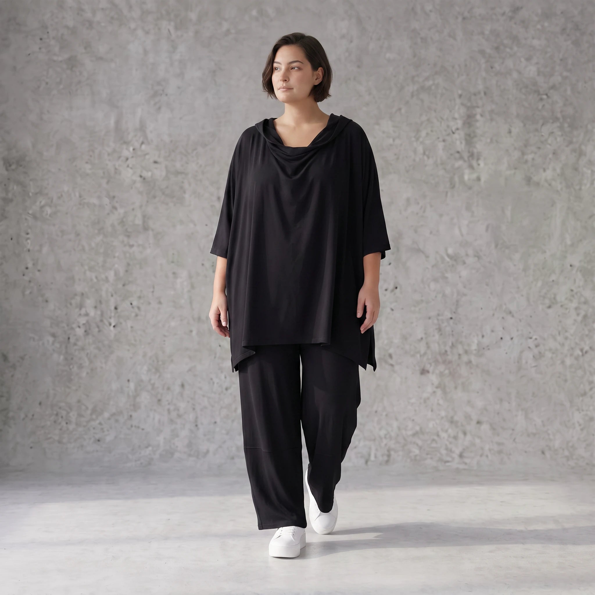 Fließendes Shirt in Schwarz mit Zipfelkapuze und Dreiviertelarm aus weichem Viskosejersey