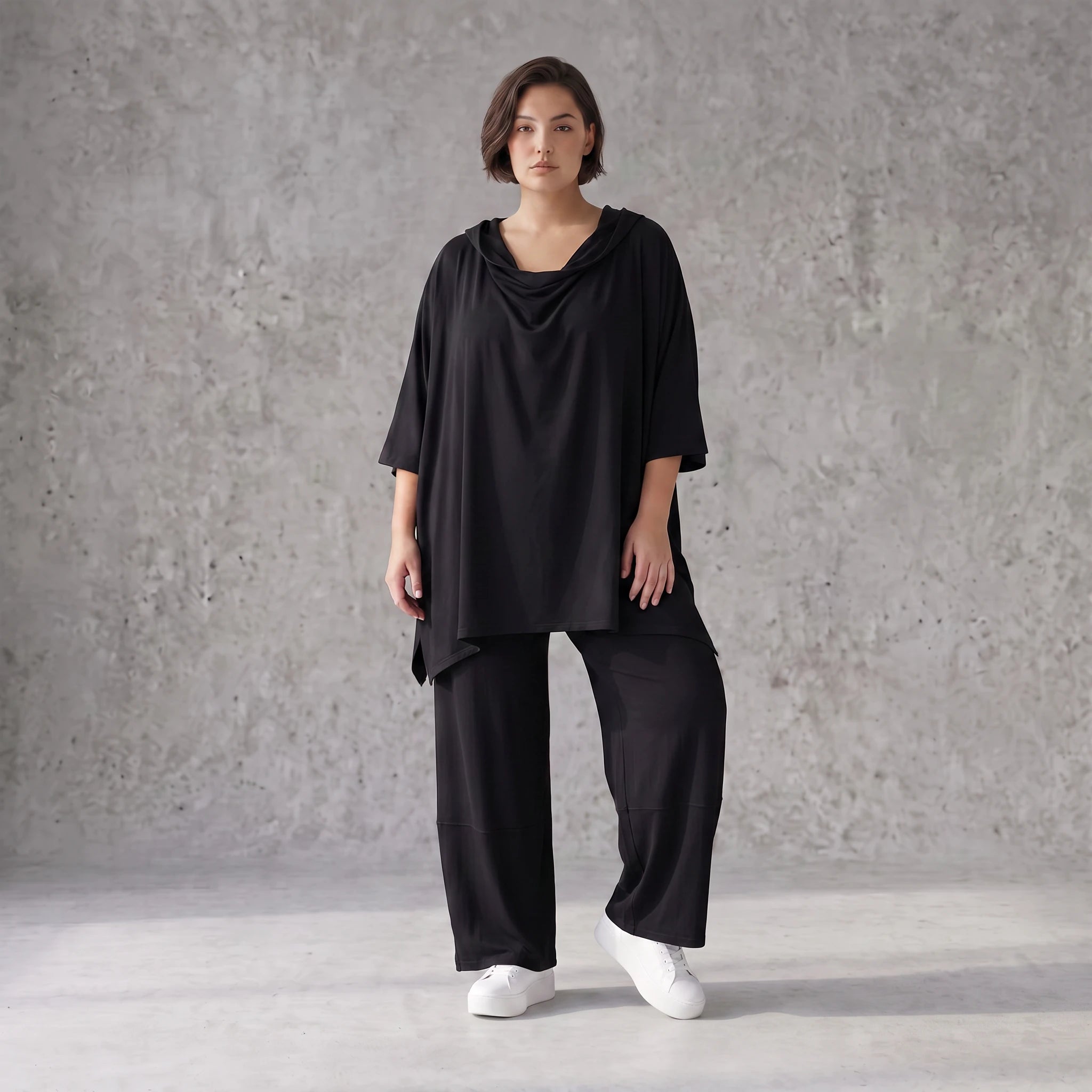Fließendes Shirt in Schwarz mit Zipfelkapuze und Dreiviertelarm aus weichem Viskosejersey