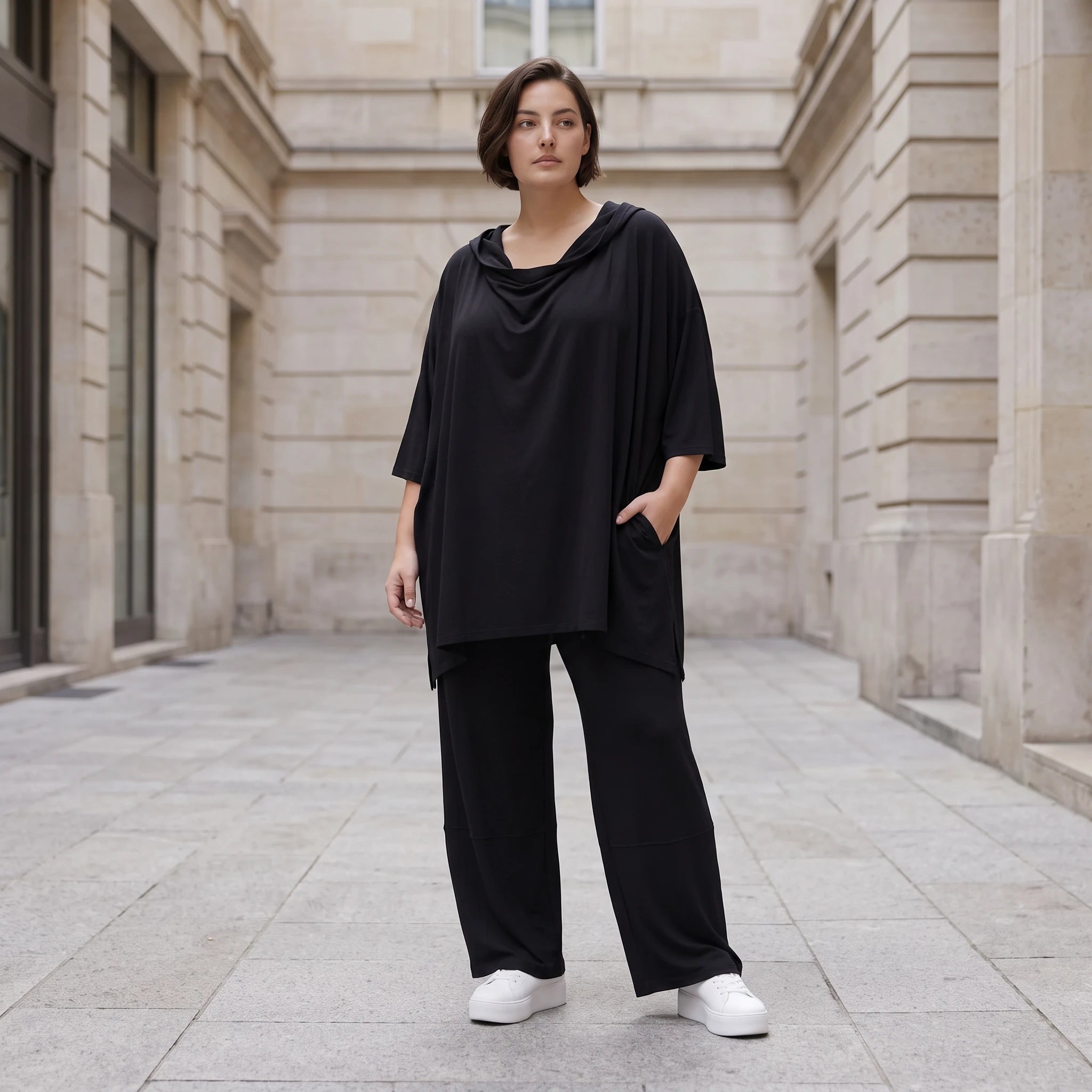 Fließendes Shirt in Schwarz mit Zipfelkapuze und Dreiviertelarm aus weichem Viskosejersey