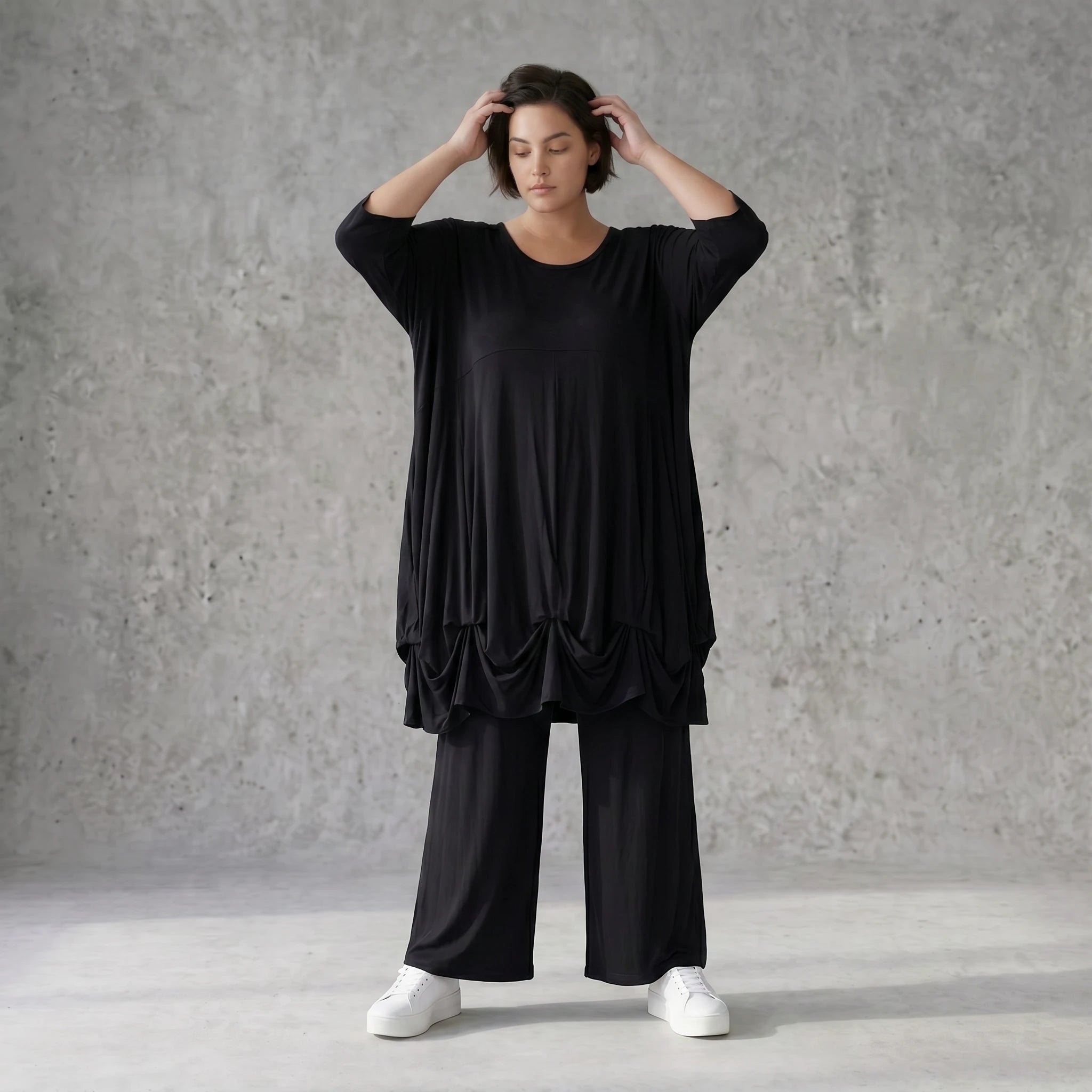Elastisches Jersey Shirt in Schwarz mit 3/4-Arm Rundhalsausschnitt und weicher Saumraffung