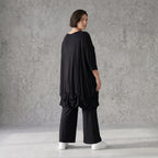 Elastisches Jersey Shirt in Schwarz mit 3/4-Arm Rundhalsausschnitt und weicher Saumraffung