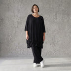 Elastisches Jersey Shirt in Schwarz mit 3/4-Arm Rundhalsausschnitt und weicher Saumraffung