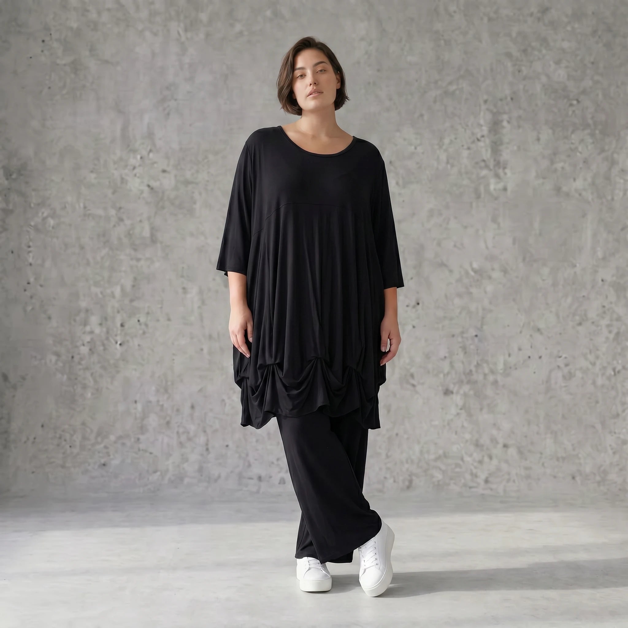 Elastisches Jersey Shirt in Schwarz mit 3/4-Arm Rundhalsausschnitt und weicher Saumraffung