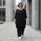 Elastisches Jersey Shirt in Schwarz mit 3/4-Arm Rundhalsausschnitt und weicher Saumraffung