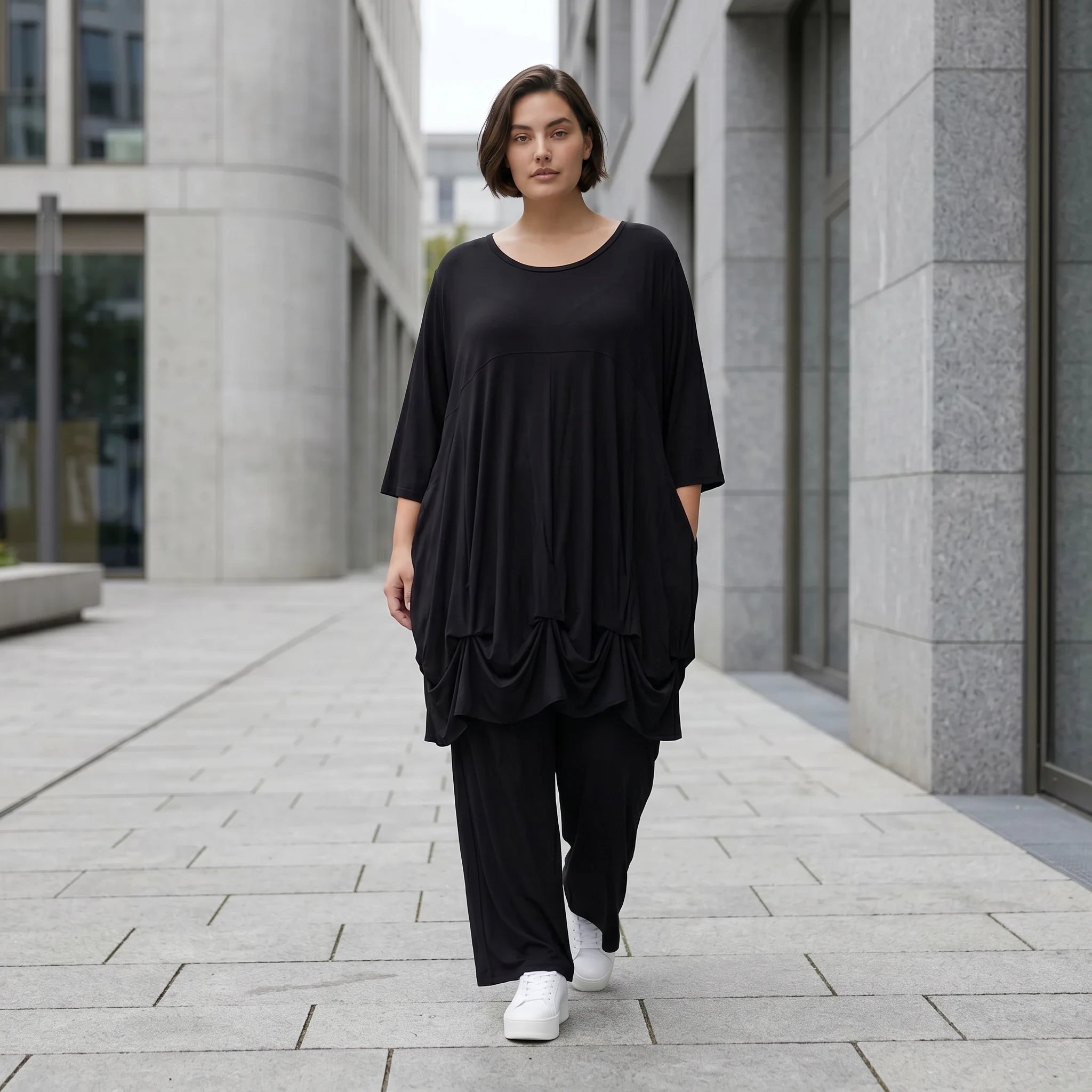 Elastisches Jersey Shirt in Schwarz mit 3/4-Arm Rundhalsausschnitt und weicher Saumraffung