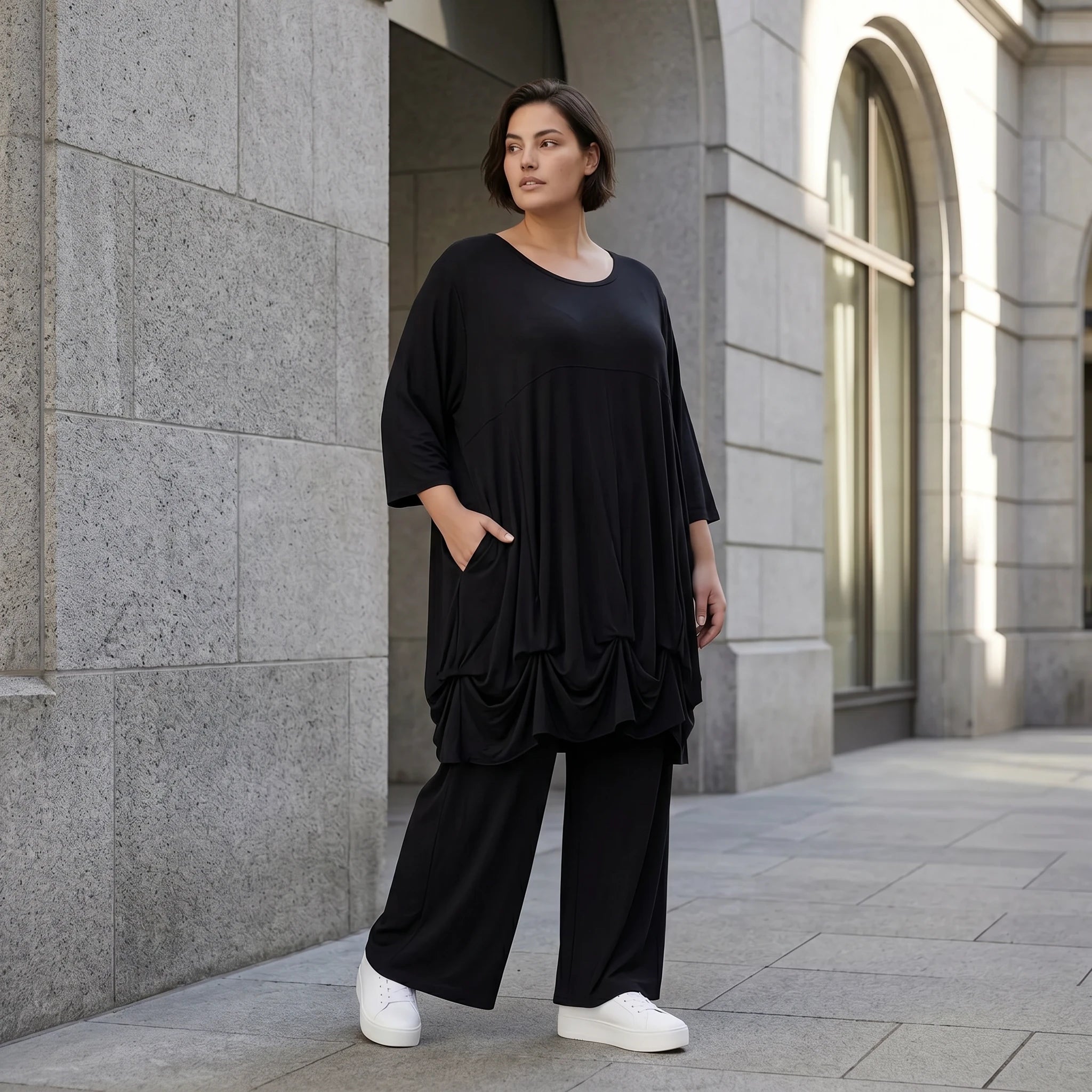 Elastisches Jersey Shirt in Schwarz mit 3/4-Arm Rundhalsausschnitt und weicher Saumraffung