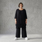 Elastisches Jersey Shirt in Schwarz mit 3/4-Arm Rundhalsausschnitt und weicher Saumraffung