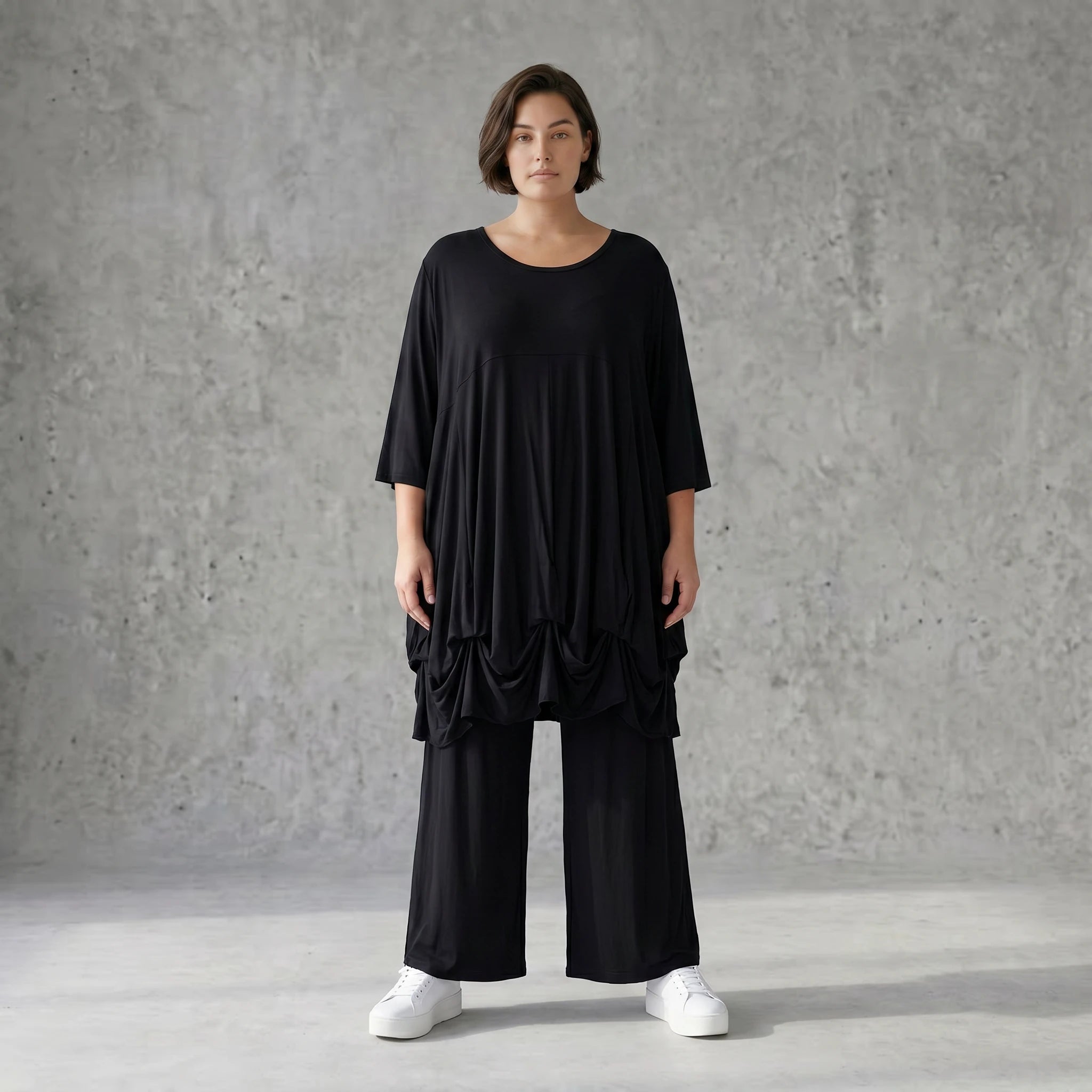 Elastisches Jersey Shirt in Schwarz mit 3/4-Arm Rundhalsausschnitt und weicher Saumraffung
