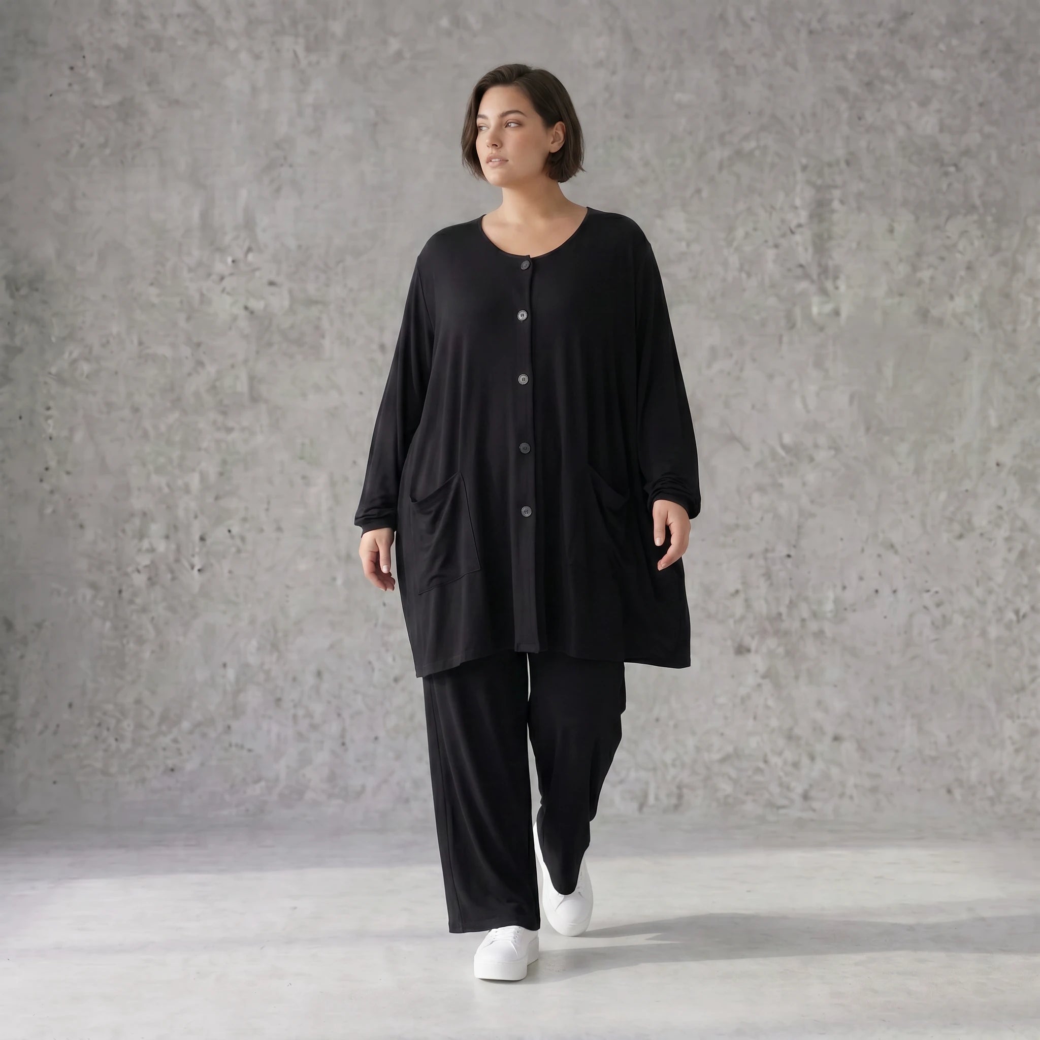 Elegante schwarze Jacke aus weichem Viskosejersey mit schmeichelndem Schnitt Knopfleiste
