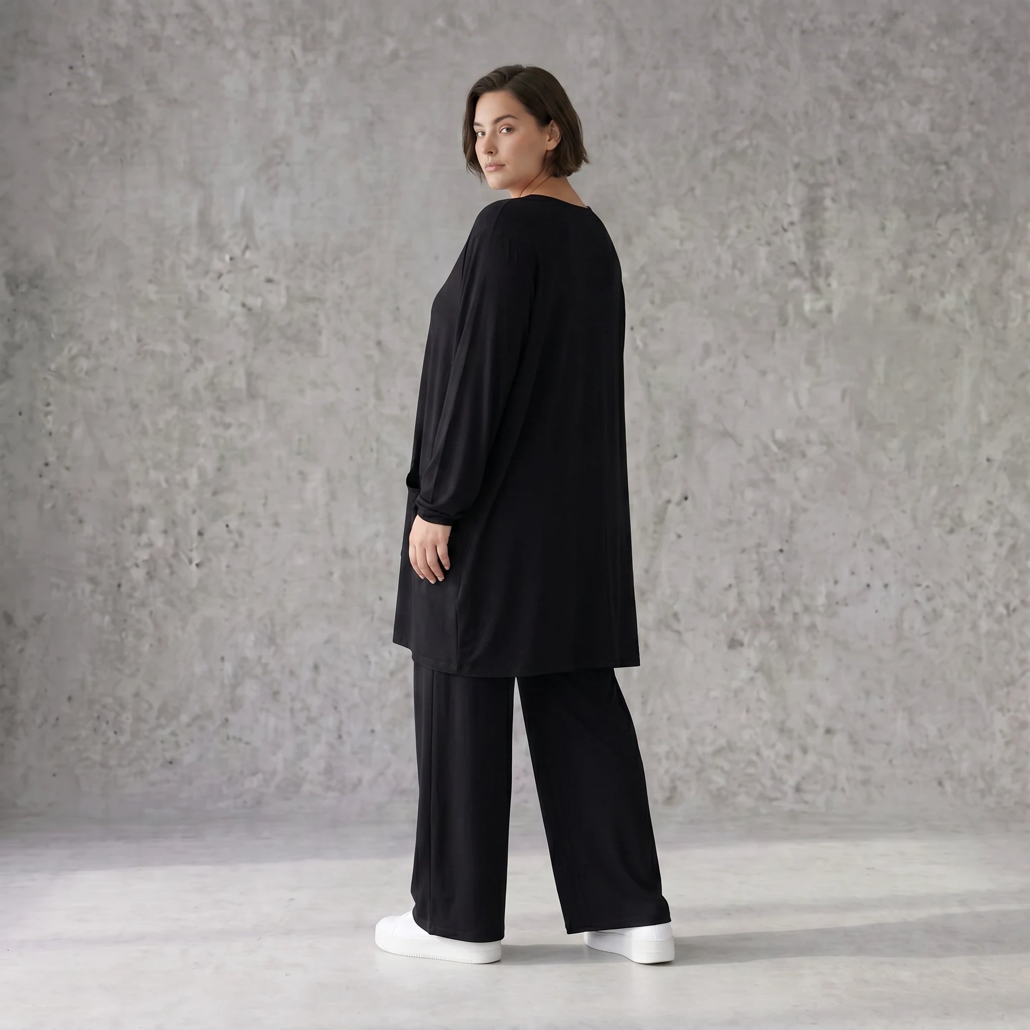 Elegante schwarze Jacke aus weichem Viskosejersey mit schmeichelndem Schnitt Knopfleiste
