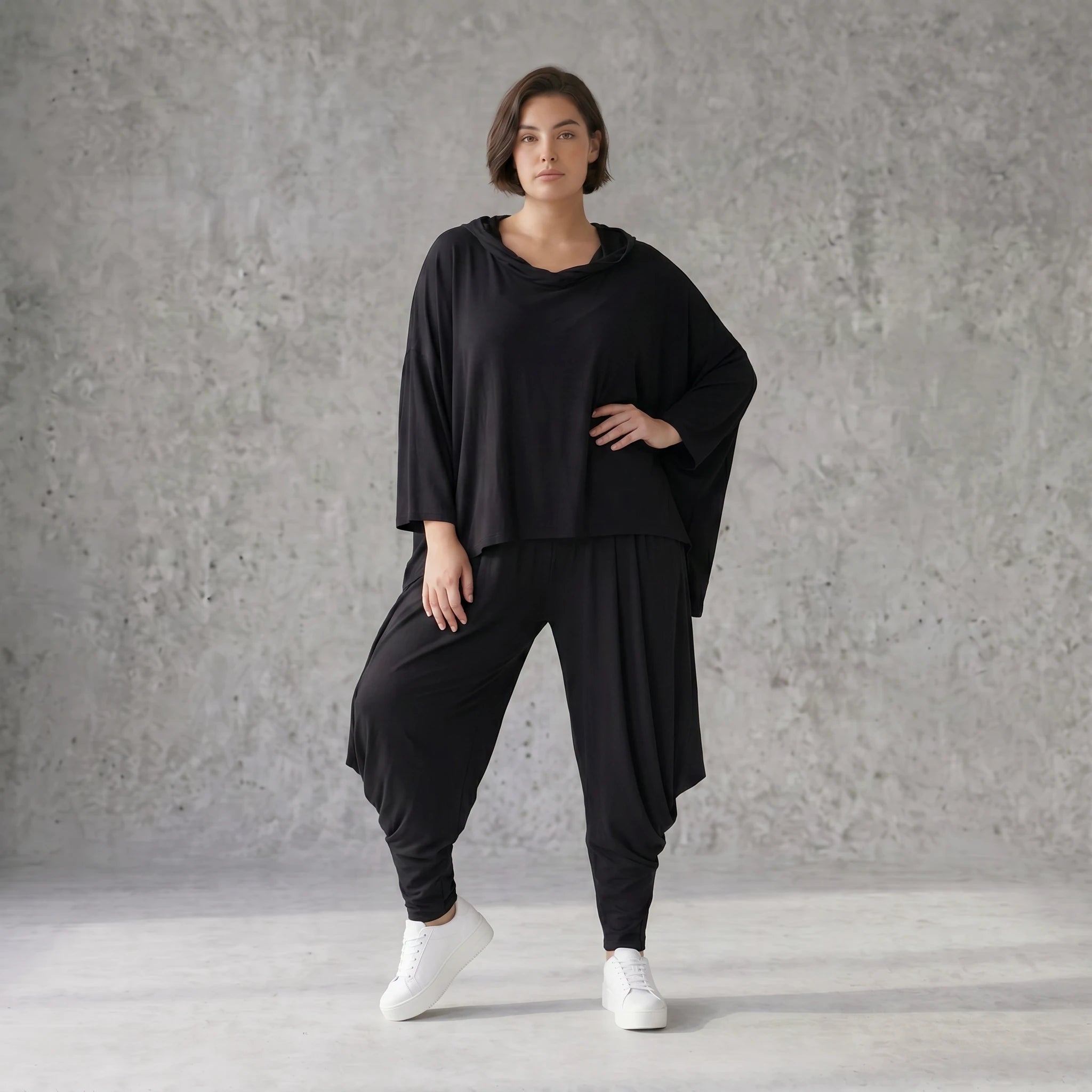 Fließendes Kapuzenshirt aus schwarzem Viskosejersey mit Dreiviertelarm und kastiger Form