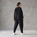 Fließendes Kapuzenshirt aus schwarzem Viskosejersey mit Dreiviertelarm und kastiger Form