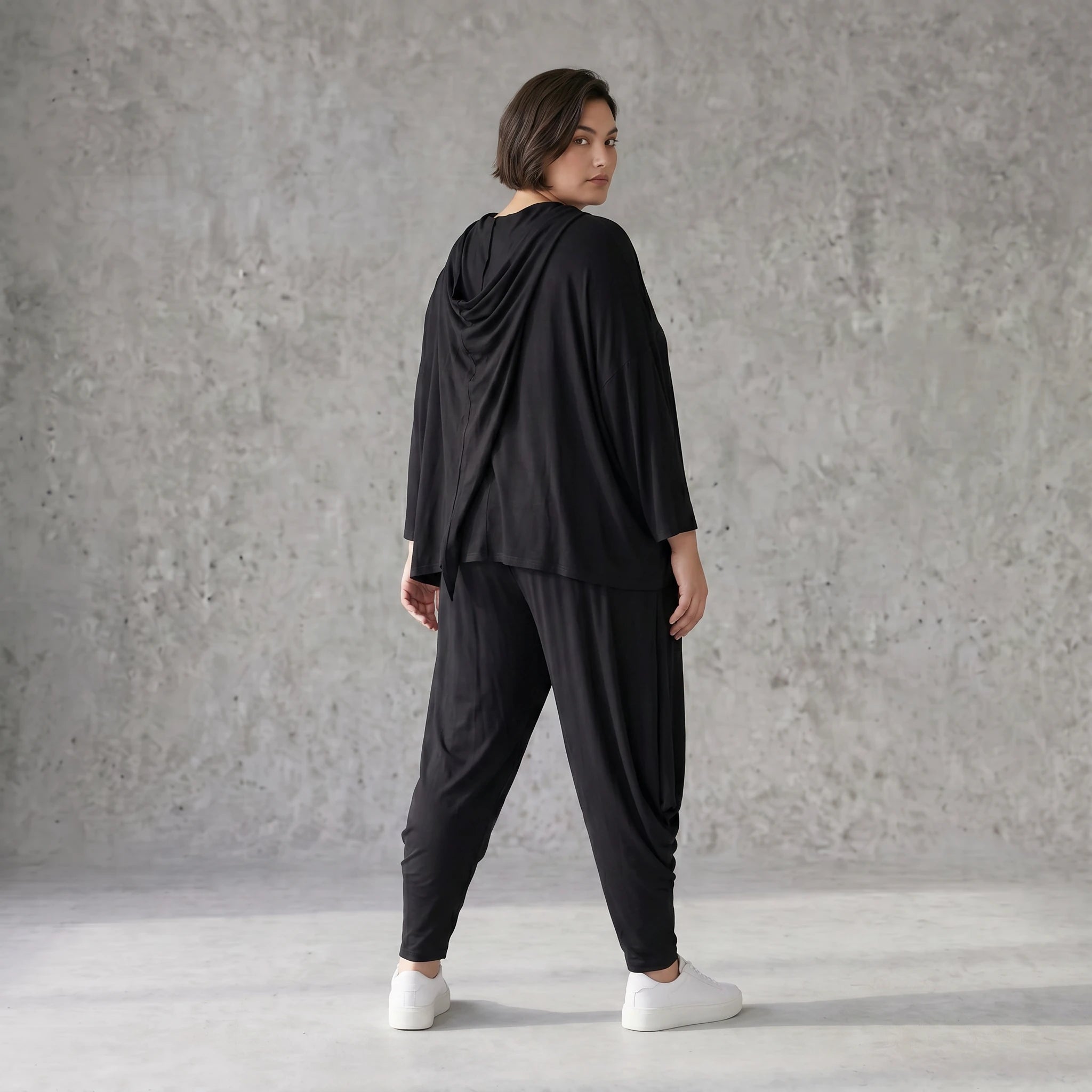 Fließendes Kapuzenshirt aus schwarzem Viskosejersey mit Dreiviertelarm und kastiger Form