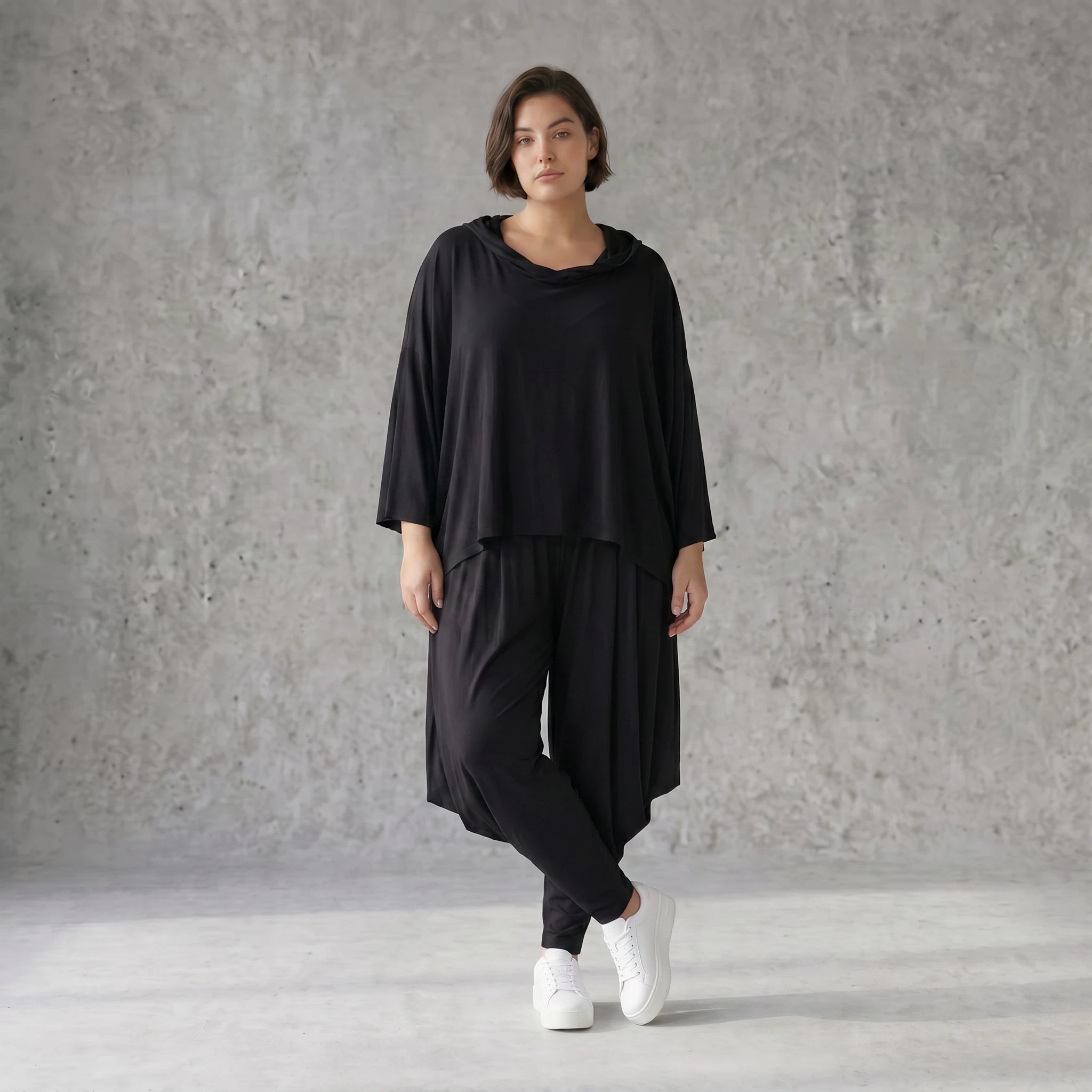 Fließendes Kapuzenshirt aus schwarzem Viskosejersey mit Dreiviertelarm und kastiger Form