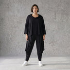 Fließendes Kapuzenshirt aus schwarzem Viskosejersey mit Dreiviertelarm und kastiger Form