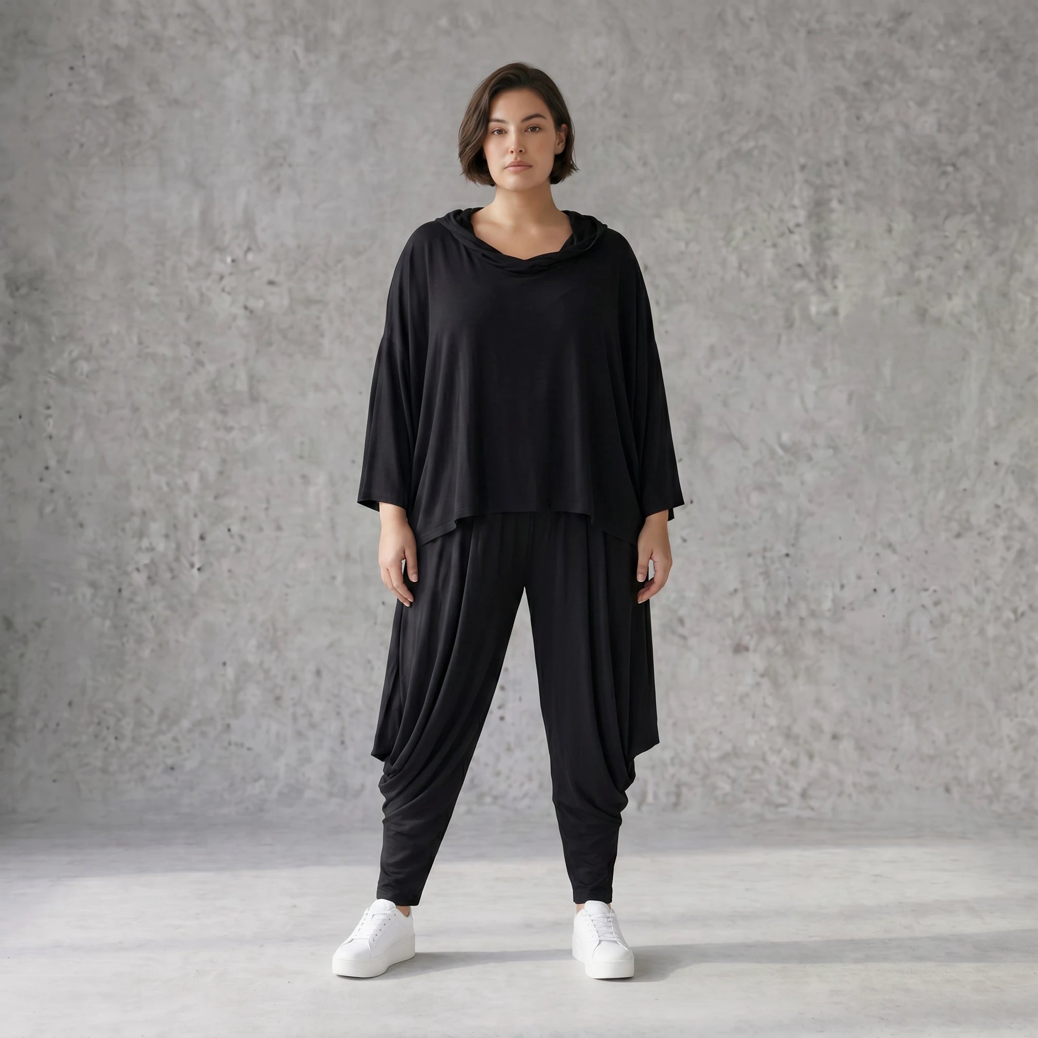 Fließendes Kapuzenshirt aus schwarzem Viskosejersey mit Dreiviertelarm und kastiger Form