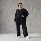 Langarmshirt in Schwarz mit fließender Silhouette aus weichem Viskose Jersey und Rundhals