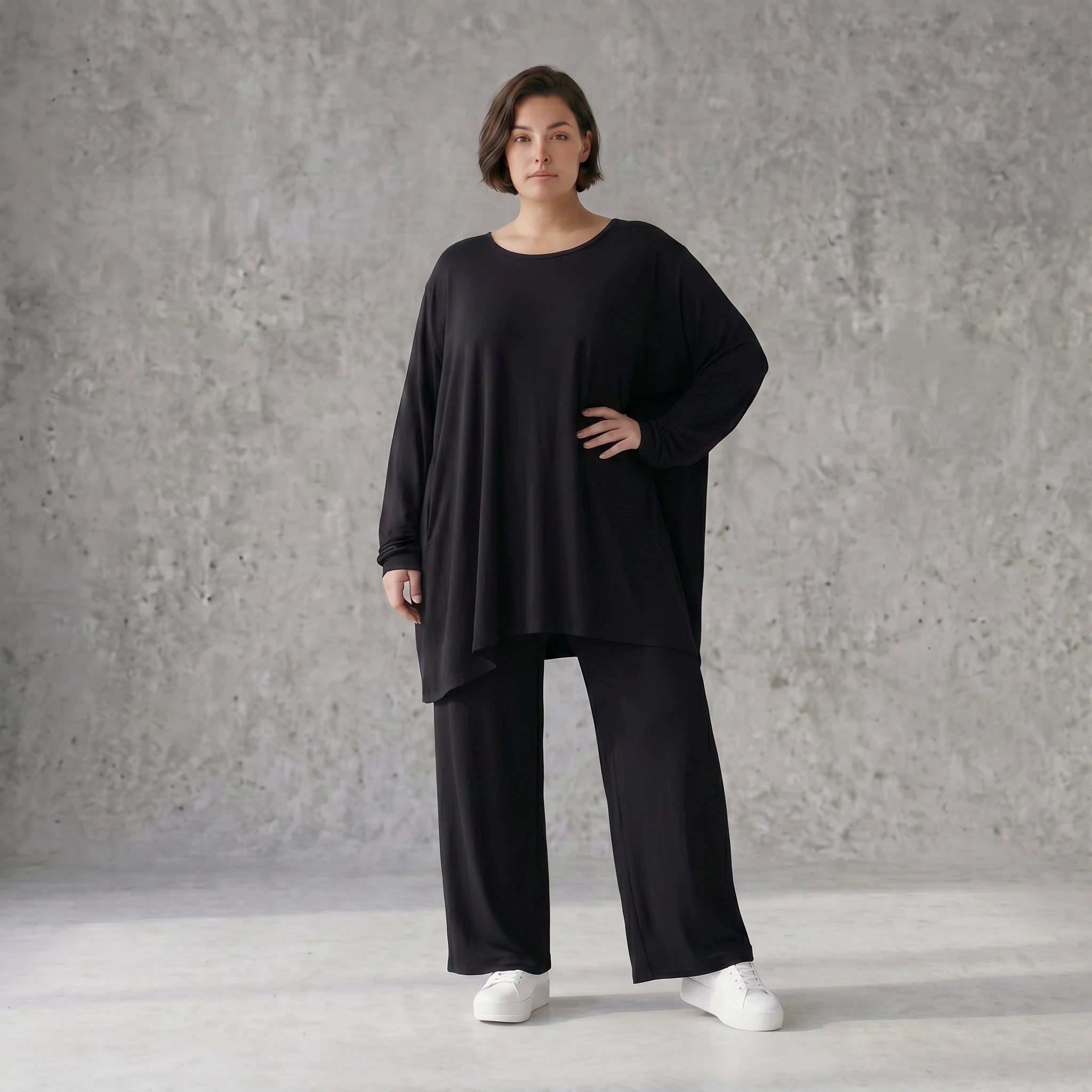 Langarmshirt in Schwarz mit fließender Silhouette aus weichem Viskose Jersey und Rundhals