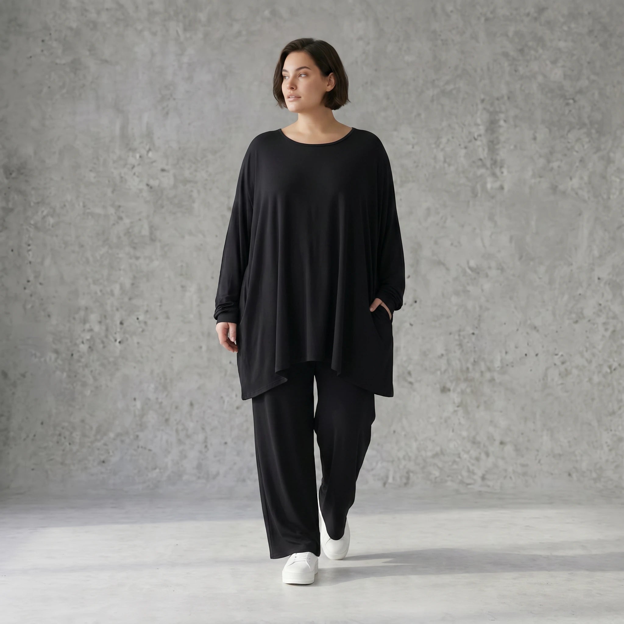 Langarmshirt in Schwarz mit fließender Silhouette aus weichem Viskose Jersey und Rundhals