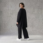 Langarmshirt in Schwarz mit fließender Silhouette aus weichem Viskose Jersey und Rundhals