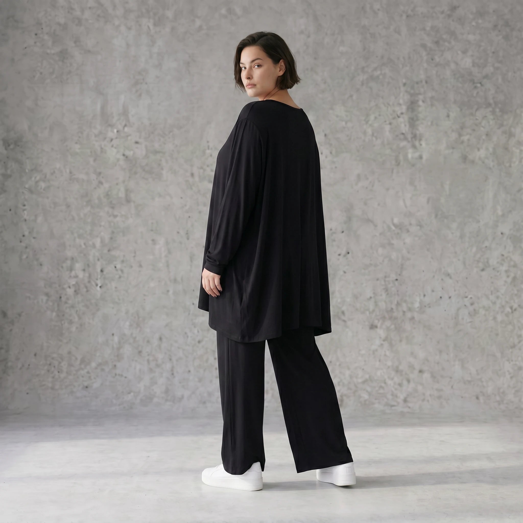 Langarmshirt in Schwarz mit fließender Silhouette aus weichem Viskose Jersey und Rundhals