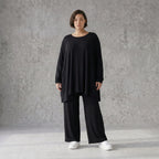 Langarmshirt in Schwarz mit fließender Silhouette aus weichem Viskose Jersey und Rundhals