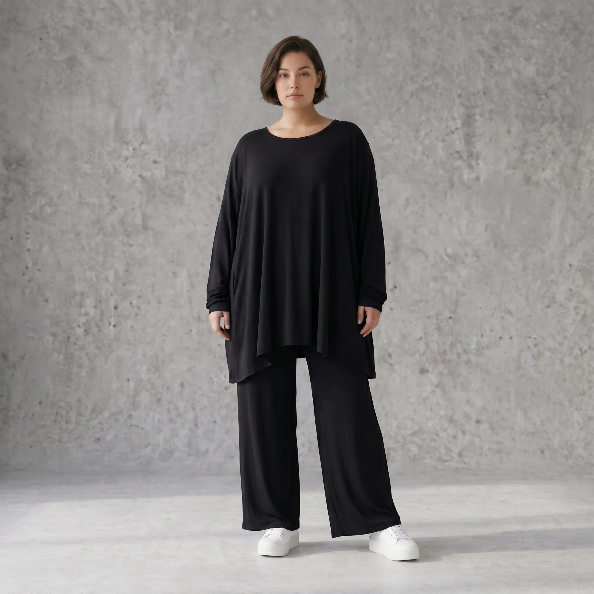 Langarmshirt in Schwarz mit fließender Silhouette aus weichem Viskose Jersey und Rundhals