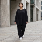 Langarmshirt in Schwarz mit fließender Silhouette aus weichem Viskose Jersey und Rundhals