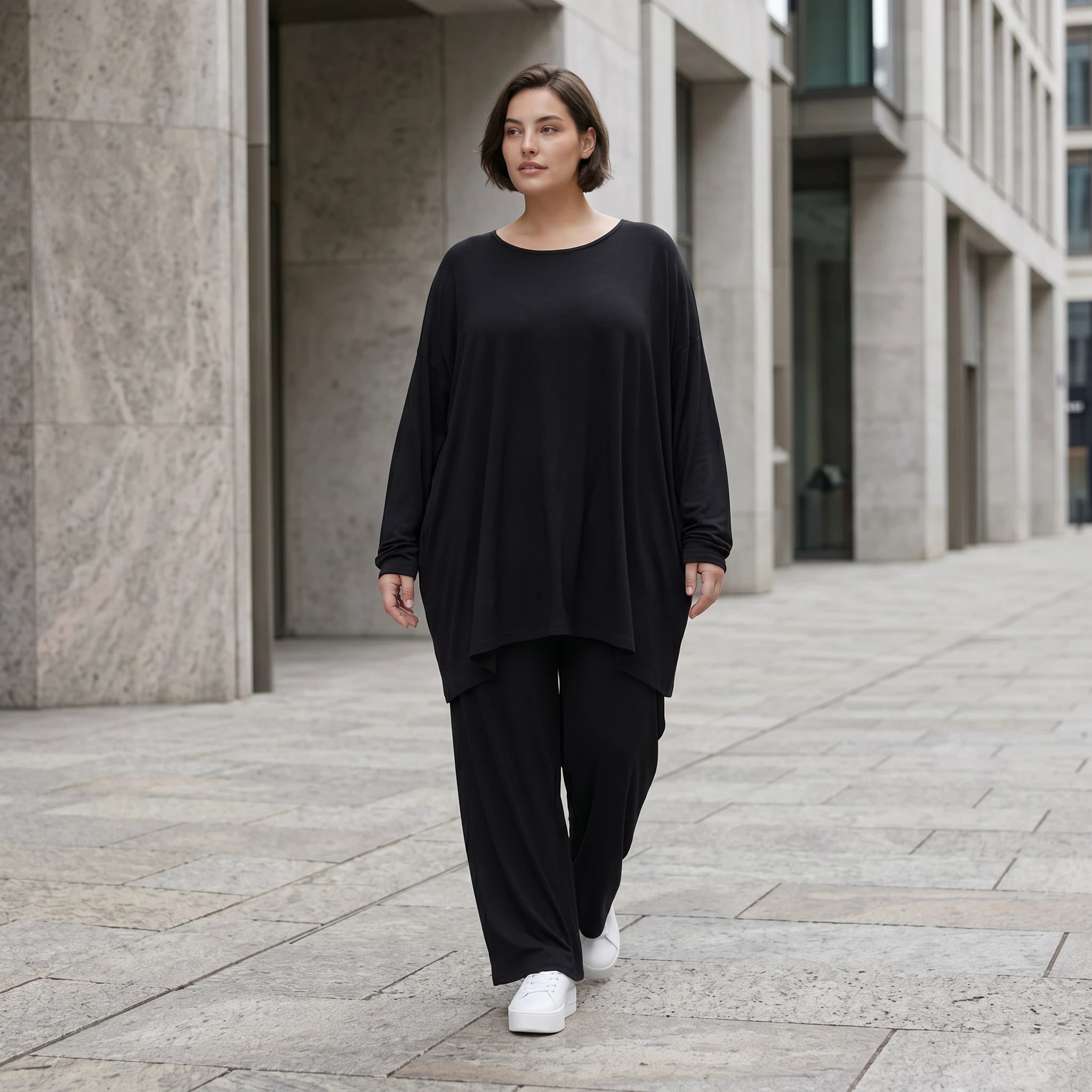 Langarmshirt in Schwarz mit fließender Silhouette aus weichem Viskose Jersey und Rundhals