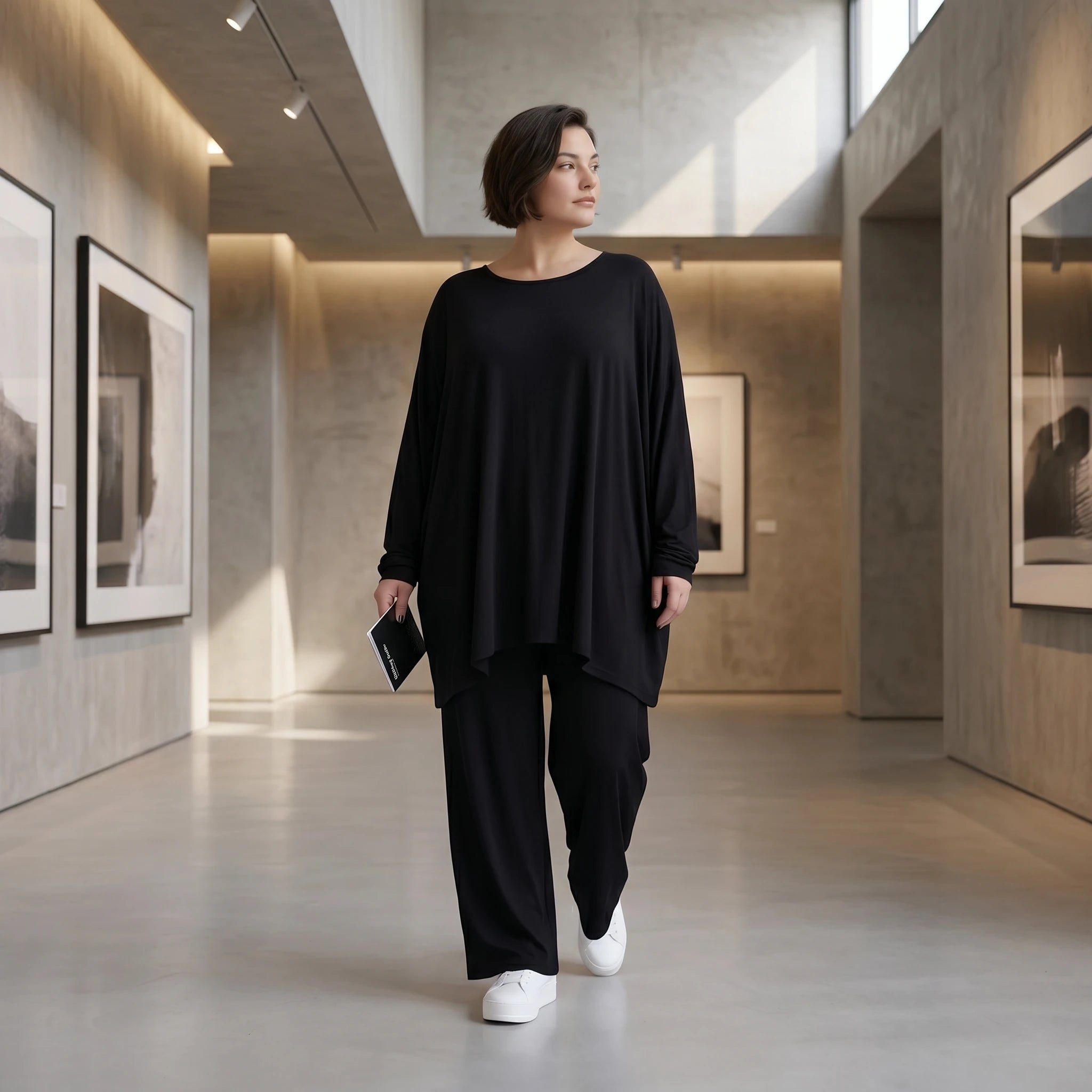 Langarmshirt in Schwarz mit fließender Silhouette aus weichem Viskose Jersey und Rundhals
