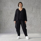 Leichte Jersey Jacke in tiefem Schwarz mit asymmetrischem Schnitt und weichem Tragekomfort